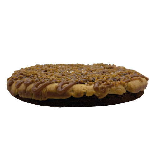 Maxi brookie au caramel beurre salé, éclat de caramel, une nougatine au sésame blanc et noir et une pointe de fleur de sel de guérande.